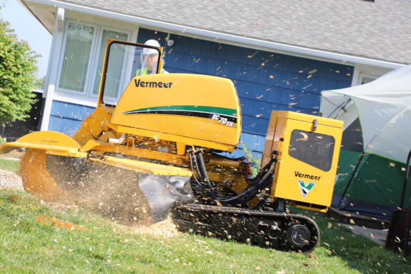 Rogneuse de souches Vermeer sur chenilles en action pendant le rognage d’une souche.